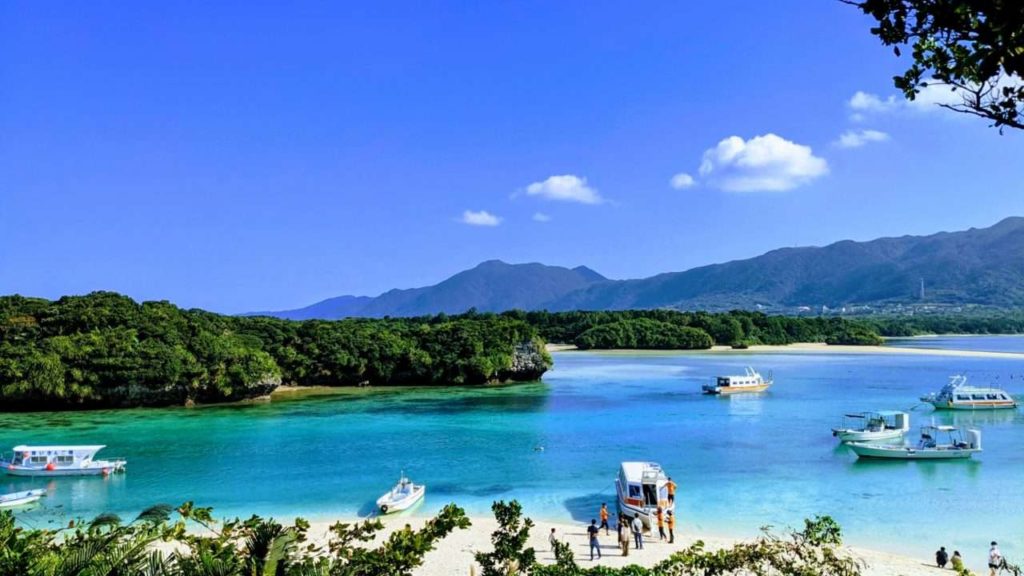 石垣島・川平湾　透き通るエメラルドグリーンの海と白砂ビーチ　絶景を楽しむ川平湾完全ガイド