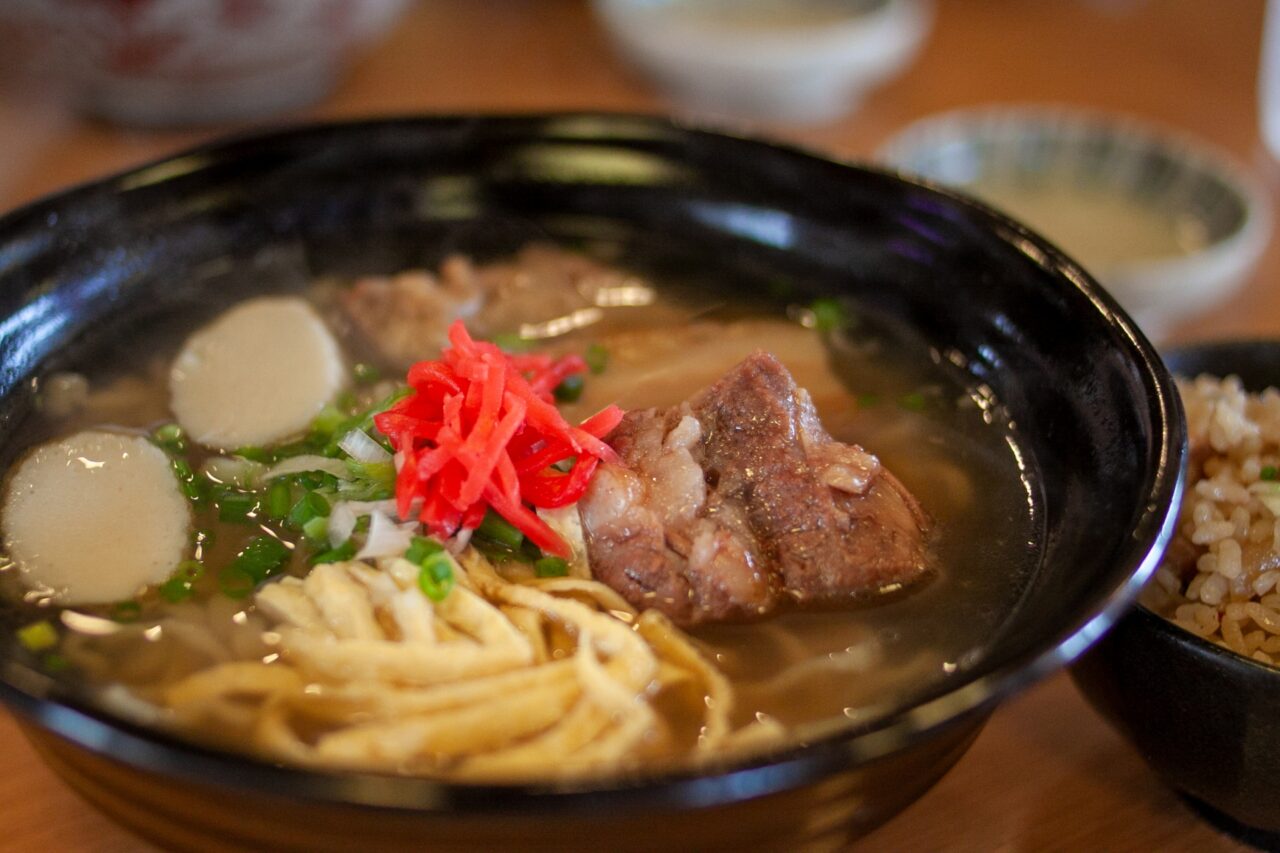古宇利島で食べたい沖縄そば3選｜絶景と味を堪能できる人気店ガイド