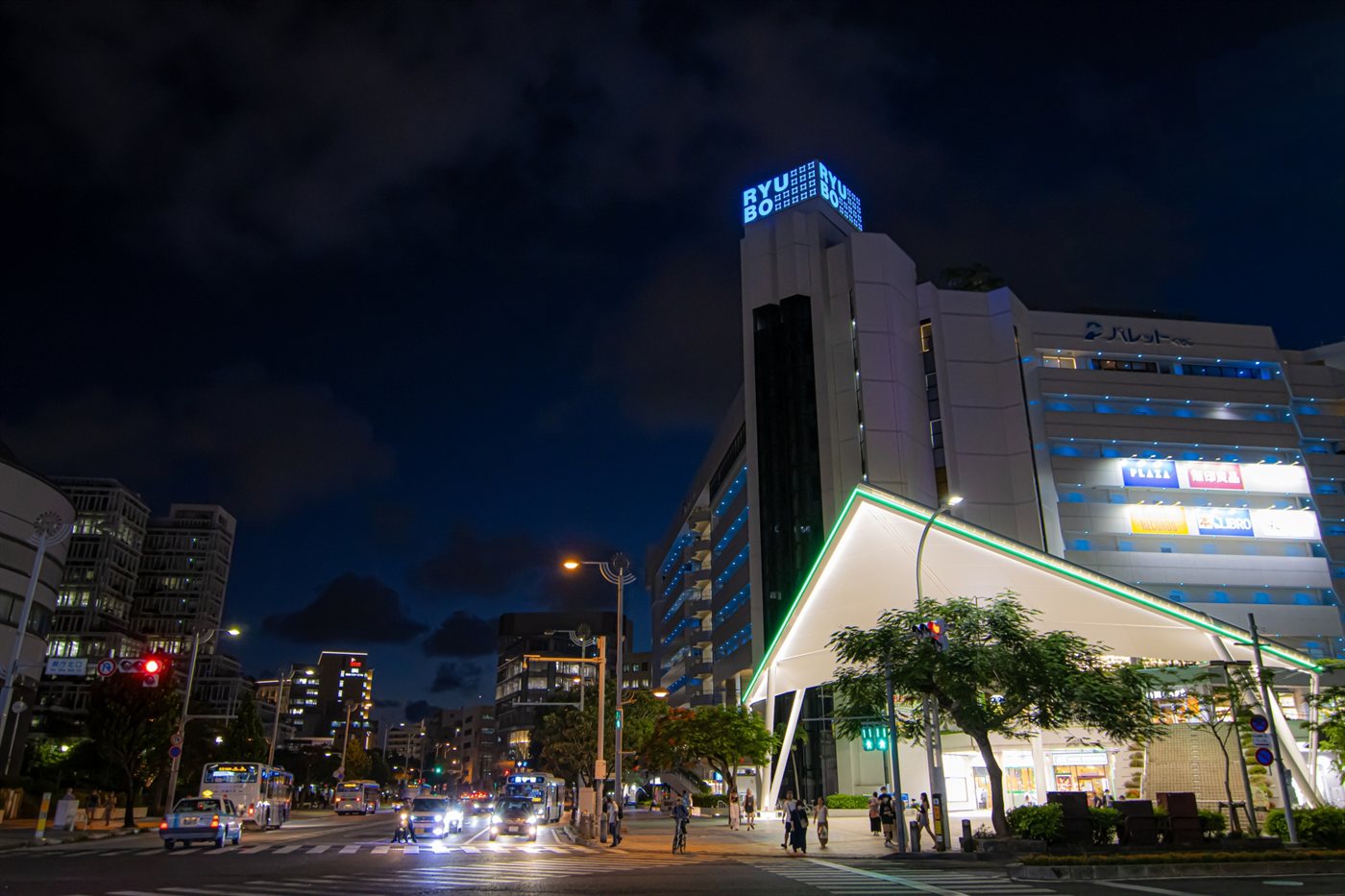 夜の県庁北口交差点。デパートリウボウの入る建物と、交差点を行き交う車
