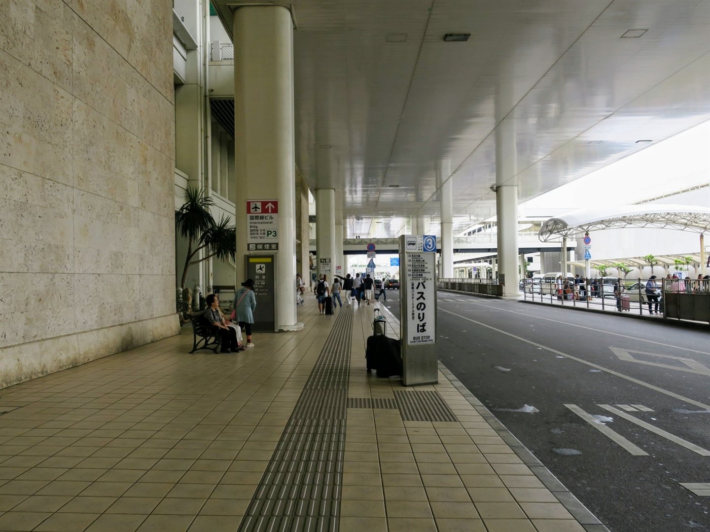 那覇空港の国内線ターミナル1階、玄関口前の歩道と車道