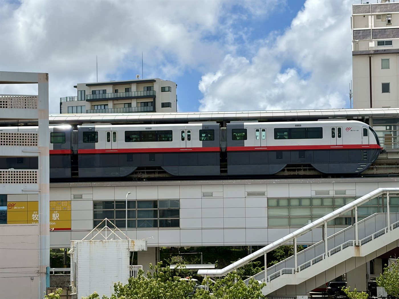 牧志駅に停車しているゆいレールの車両