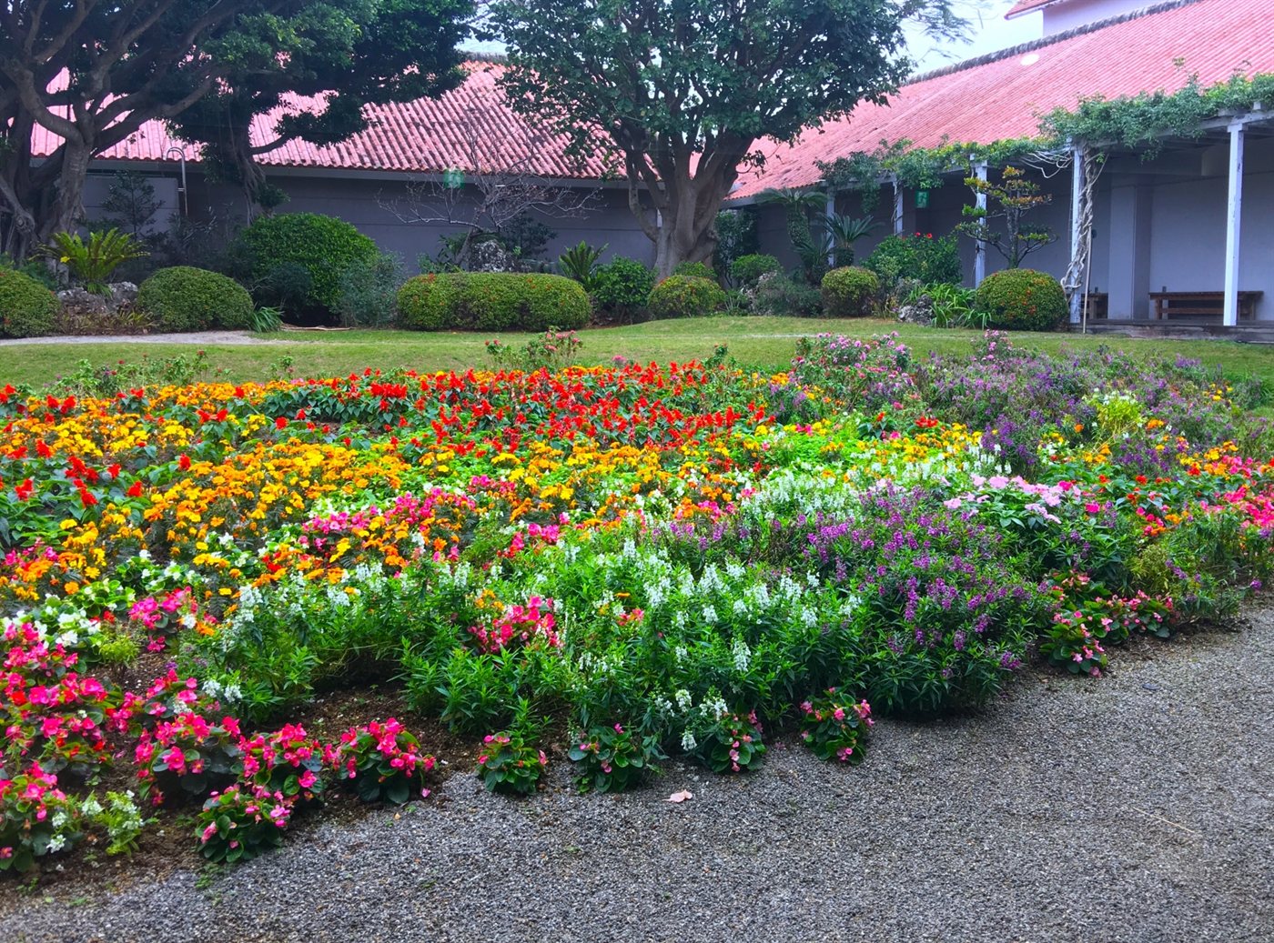 ひめゆり平和祈念資料館の中庭。赤い瓦の建物の前に花壇が広がっている